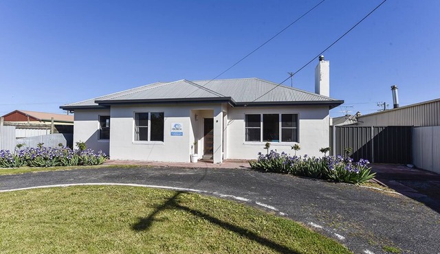 "A Wave From It All" is a Cosy 3 bedroom 1950's Mt