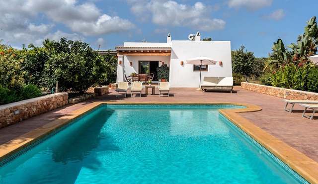 Air-Conditioned Villa with Pool, Garden, Terrace and Wi-Fi; Parking Available