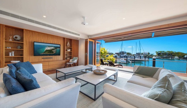 Airlie Beach Marina-Front Luxury at 10 The Cove