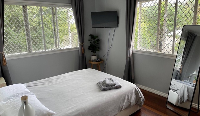 Airy and Charming Beach Style House 400m From Train Station and 1.5km From Ocean in Wynnum