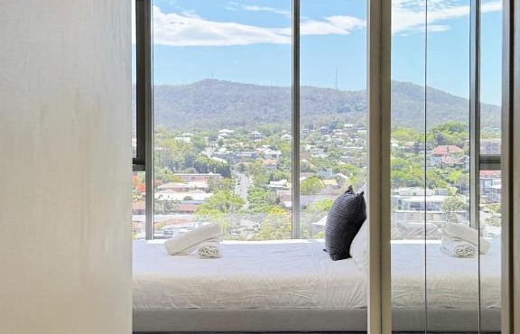 Amazing Views 2BD 2BA Homey Toowong Abode Pool M29