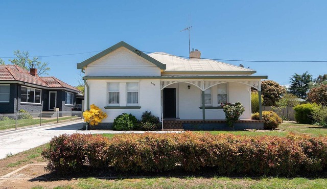 Anson Cottage - 1900 CBD Home, Private & Practical