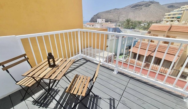 Apartment 'Apartamento La Pista Sur' with Sea View, Private Terrace and Wi-Fi