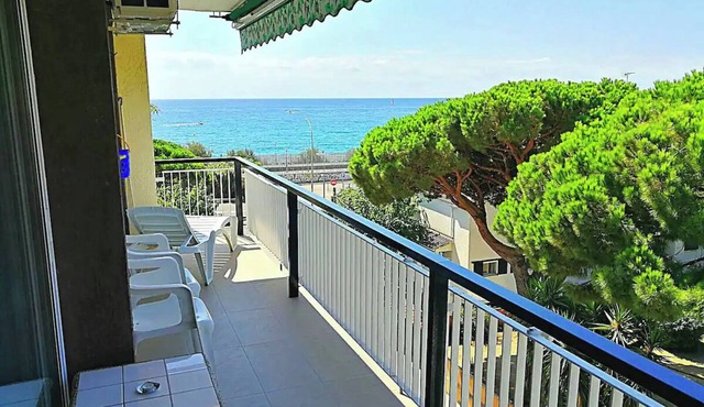 Apartment 'Llavaneras 2' close to the Beach with Sea View, Wi-Fi and Air Conditioning