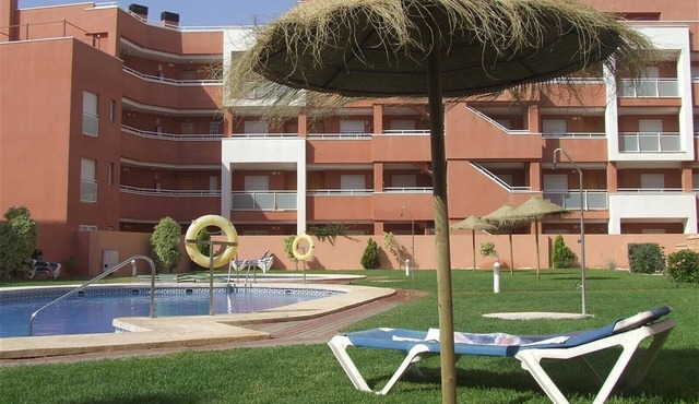 Apartment 300m to the beach, Pool Views with Balcony & Wi-Fi