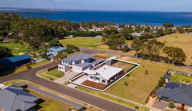 Aqua Views: Views towards the beautiful Gippsland Lakes and Eagle Point Bay