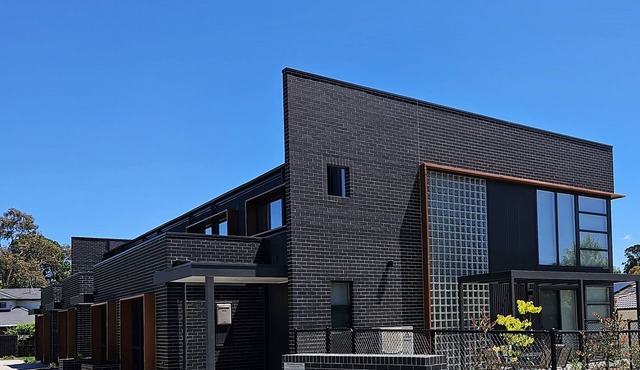 Architectural 4bedroom 2 1/2 Bathroom Townhouse, Woden CBD+WIFI+2 car garage