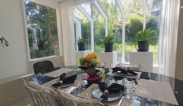 Architectural Comfy 2B&2B suite with garden view close to lake & Shopping Centre