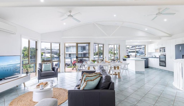 Baia Villa air con WiFi and views of Fingal Beach