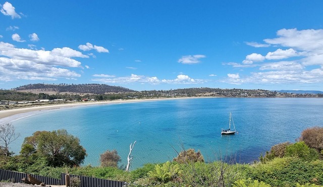 Beach bliss with panoramic viewsnEntire home in Primrose Sands, Australia