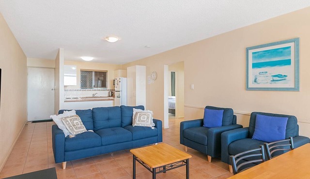 Beach Lodge Unit 9 Beachfront unit in Coolangatta balcony with ocean views. close to clubs and shops