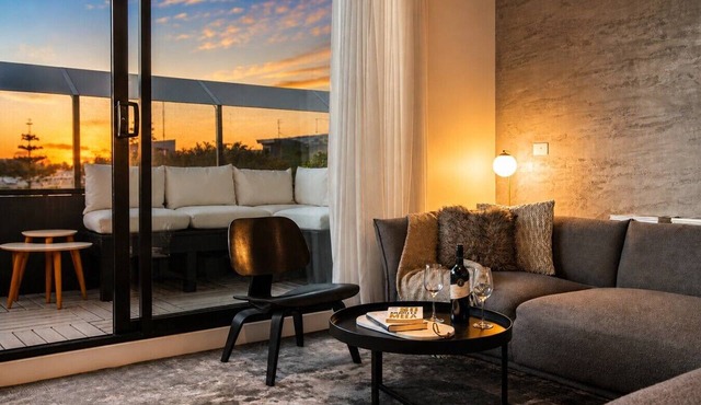 Beachside Gem: Sweeping Views + Cafes Nearby!