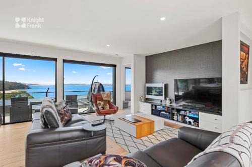 Beachside Luxury Villa - Expansive Panoramic Vistas