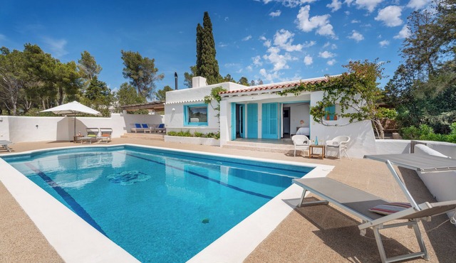 Beautiful villa for 6 with large pool in the hills of san jose.Very well located
