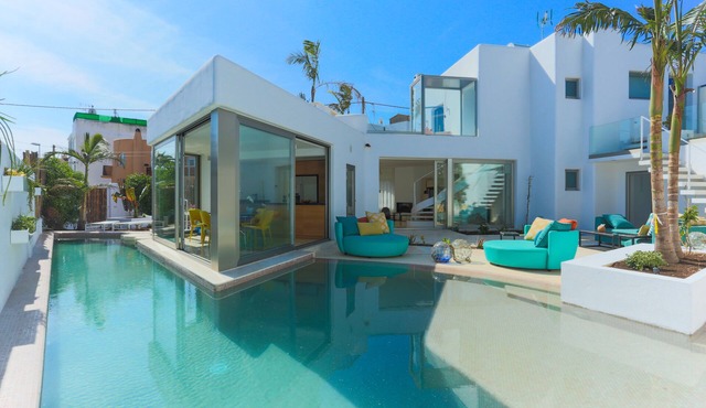 BEAUTIFUL VILLA IN THE HEART OF Playa den Bossa ETV-2047-E