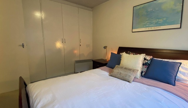 Beautiful 2-bed Unit in St Kilda West w/Parking