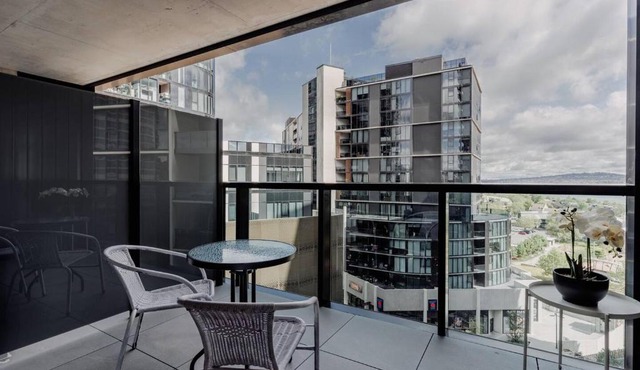 Beautiful 2BR Lakeside View
