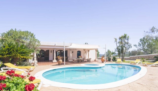 Beautiful Holiday Home with Mountain View, Pool, Wi-Fi, Garden and Air Conditioning