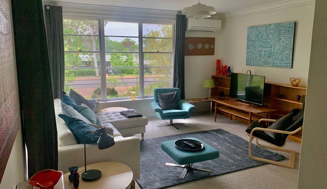 Beautiful private apartment/townhouse walking distance from Canberra City
