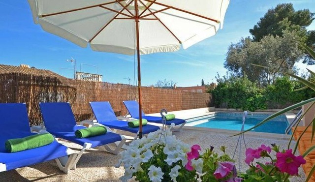 Beautiful private villa for 8 people with A/C, pool, WIFI, TV, patio and parking