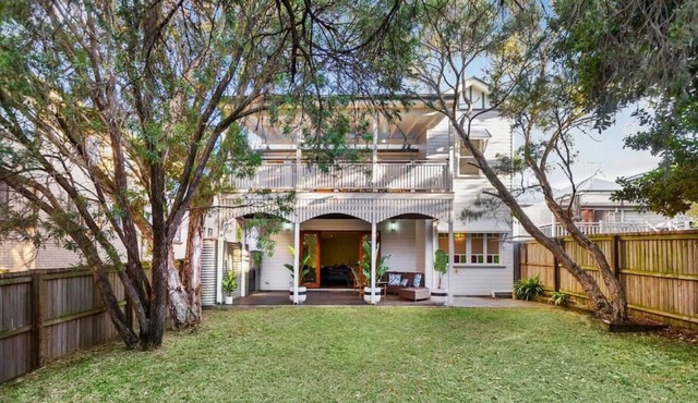 Beautiful Queenslander Home! Just Minutes to CBD
