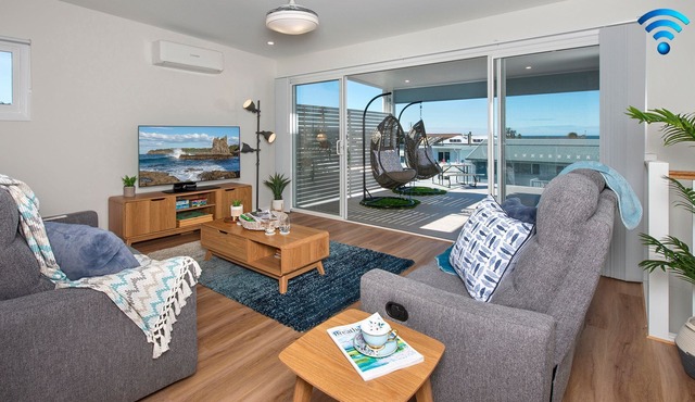 Blue Pelican - Stunning modern entertainer with ocean views, walk to beach