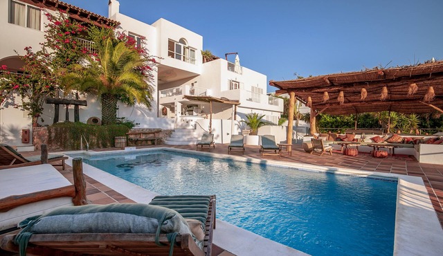 Bohemian Villa Resort- 5 min from the beach and town. Perfect for large groups