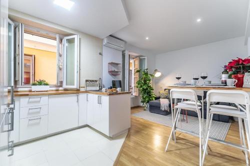Boutique Downtown Apartment by TuriVida