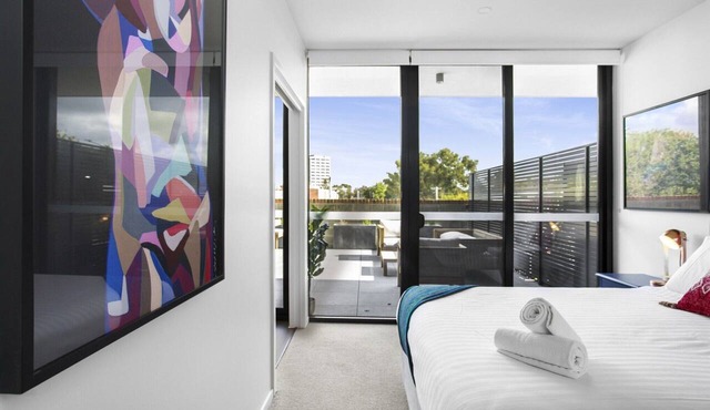 Boutique Unit with Huge Terrace near Cafes & Shops