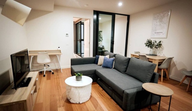 Braddon Brand New 1BR Apt, WiFi, Secure Parking.