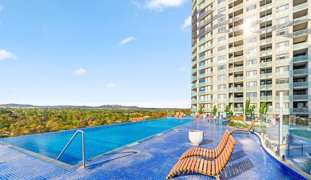 Bright 2-Bed Apartment with Scenic Balcony