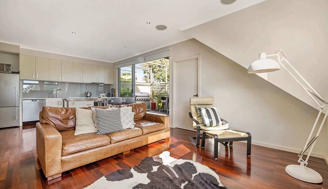 Bright 2-Bed Apartment with BBQ Patio