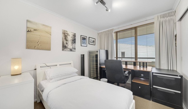 Bright 2-Bed with Private Balcony by Telopea Park