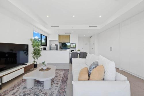 Bright and Spacious 2b2b with 2 parkings | GYM