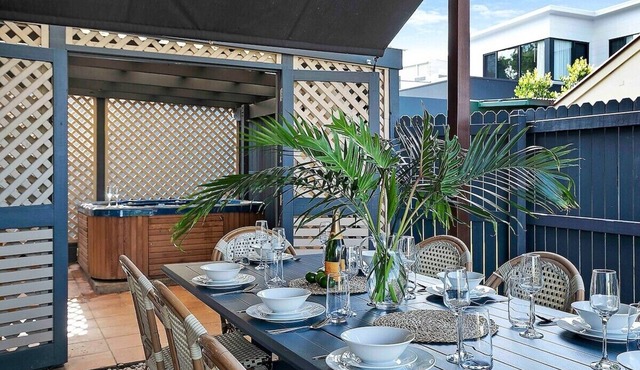 Brisbane Oasis+Spa tennis court