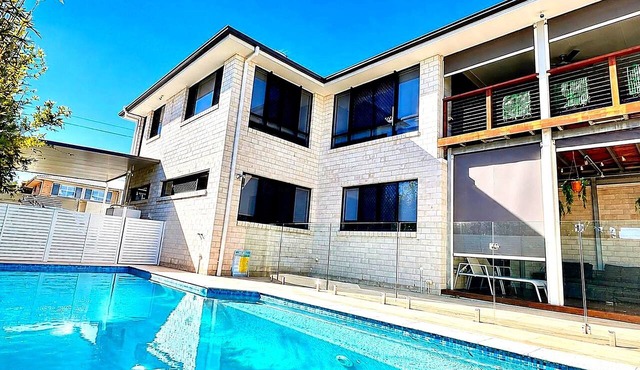 Brisbane's Best Large-Group Home | 6BR | Pool, Sauna & Gym | Sleeps 14
