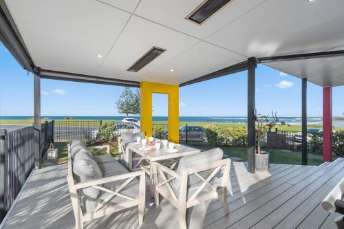 'Bulli Escape' Bright Beachfront Stay & Scenic Views