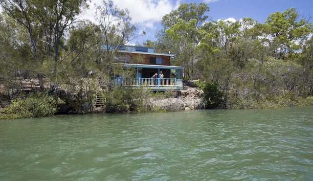 Burrum River Boat House - Pacific Haven- Riverfront - 2BR