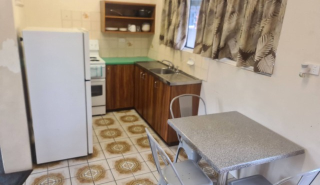 Cairns holiday unit apartment kitchen aircon wifi near esplanade and hospital