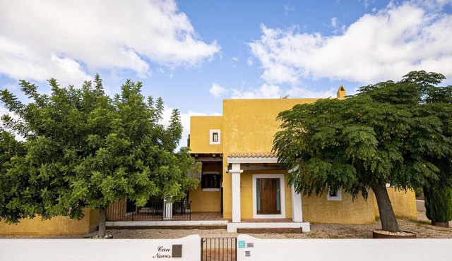 CAN NOVES - Detached, central and peaceful villa