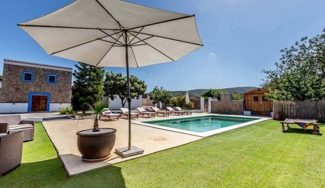 CAN PERE Authentic country house with a pool, just 6 km from the nearest beach