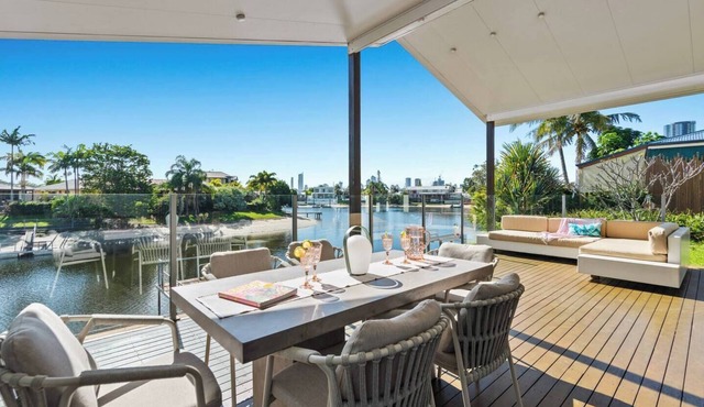 Canal Sanctuary Waterside Living with Pool and Jetty