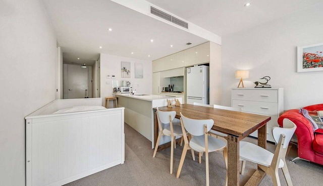 Canberra Lakefront 2-Bed with Pool,