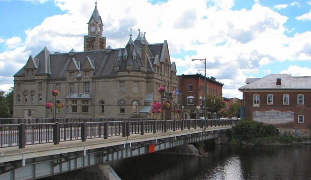 Carleton Place Downtown Airbnb Apartment Retreat - Sleep Max 5 in Carleton Place
