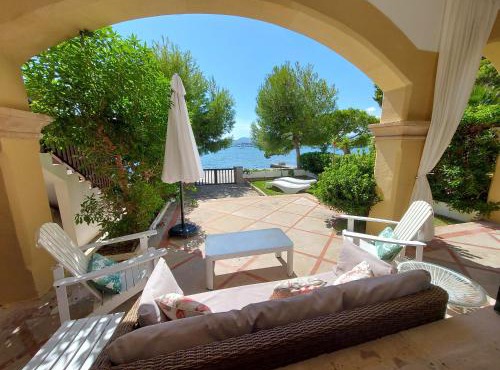 CASA FARO Spacious, Ground Floor Property on the Pine Walk, Covered terrace with Sea Views. Wifi/Air Con in Pollença