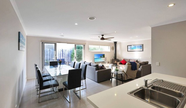 Casa Laut; Sleeps 6, Walk to beach, Family Friendly, Pets welcome