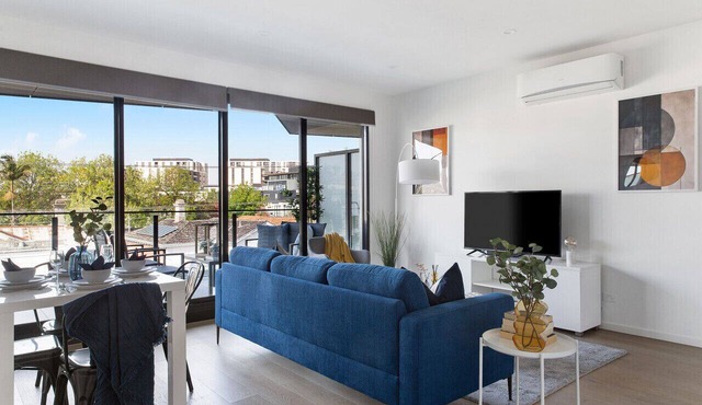 Caulfield Elegance: Chic Abode