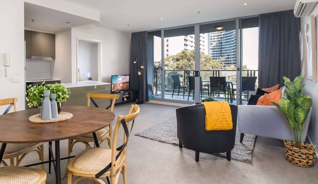 Central 1-Bed with Parking, BBQ and Indoor Pool