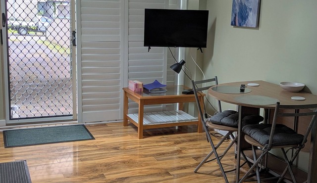 Central Coast NSW Getaway between Lake and the Ocean. Pet friendly