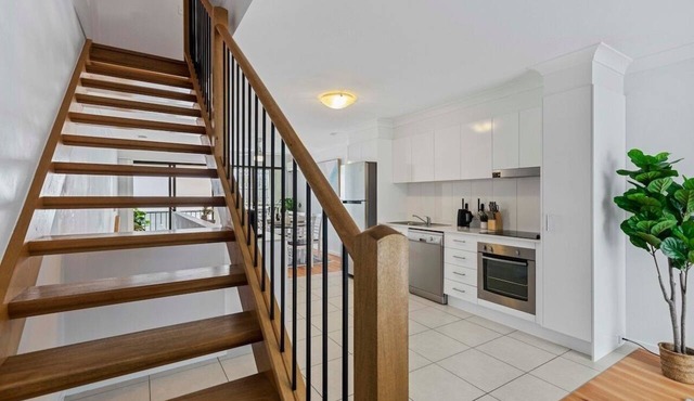Central Redcliffe Coastal Home Walk to Beach